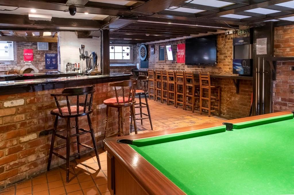 The Crown Hotel Alton  Extérieur photo